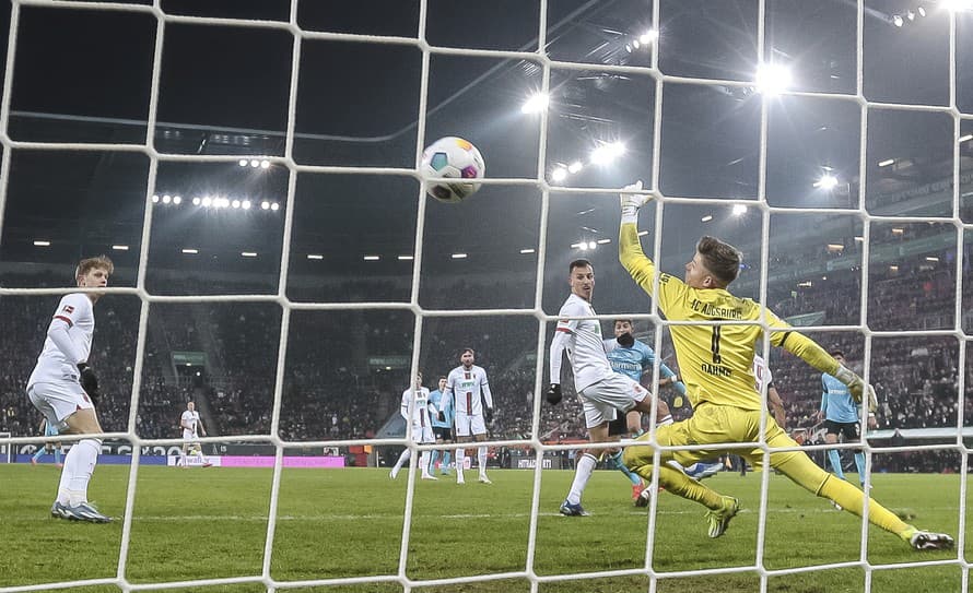 Futbalisti Bayeru Leverkusen zvíťazili v sobotnom dueli 17. kola nemeckej Bundesligy na pôde Augsburgu 1:0 a upevnili si pozíciu na čele ...