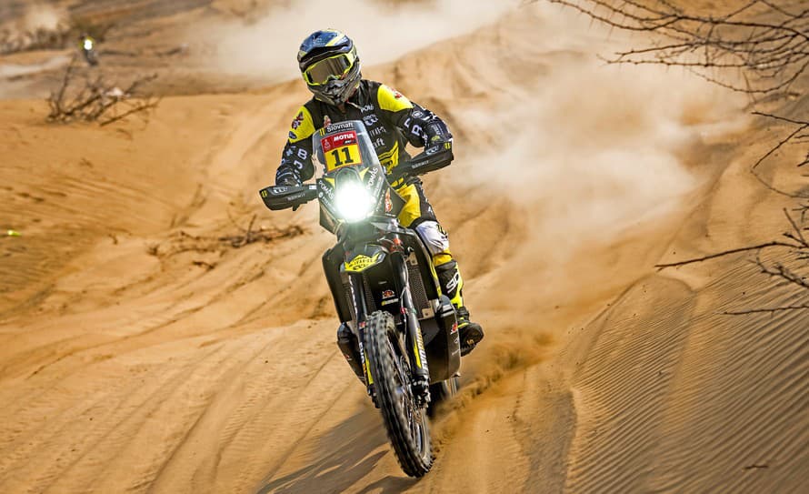 Slovenský motocyklový pretekár Štefan Svitko obsadil v utorňajšej deviatej etape rely Dakar 9. miesto. Na víťazného Adriena Van Beverena ...