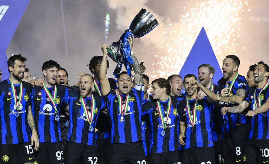 Futbalisti Interu Miláno sa tretíkrát za sebou tešia zo zisku talianskeho Superpohára