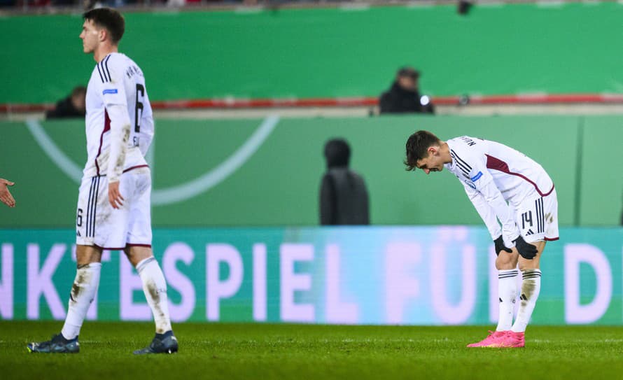V stretnutí druhej nemeckej futbalovej Bundesligy predviedli hráči Kaiserslauternu niečo, po čom sa všetci fanúšikovia chytali za hlavu.