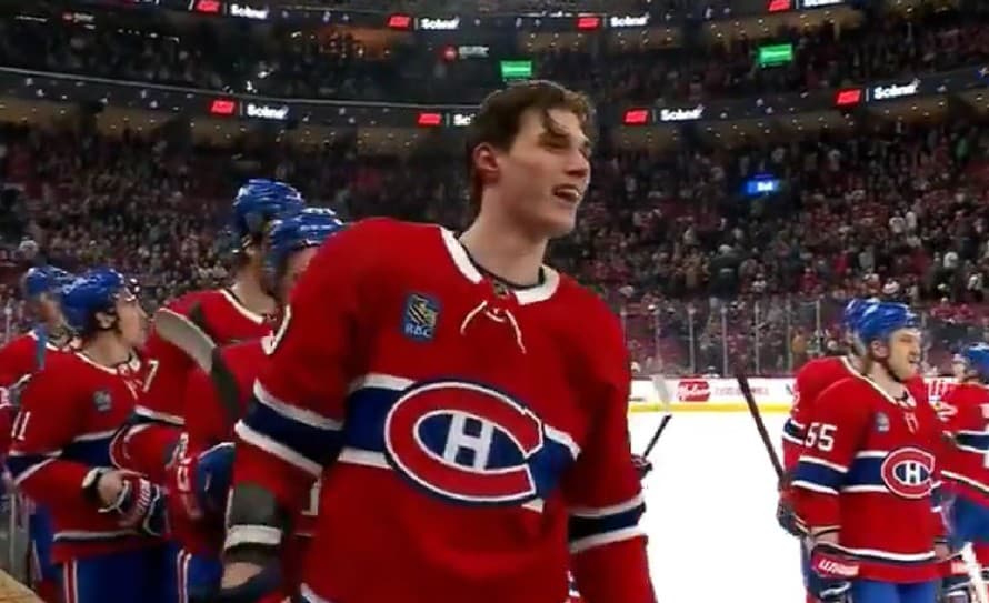Má za sebou rušný zápas. Slovenský hokejový útočník Juraj Slafkovský (19) už na začiatku ôsmej minúty súboja Montreal – New York Islanders ...