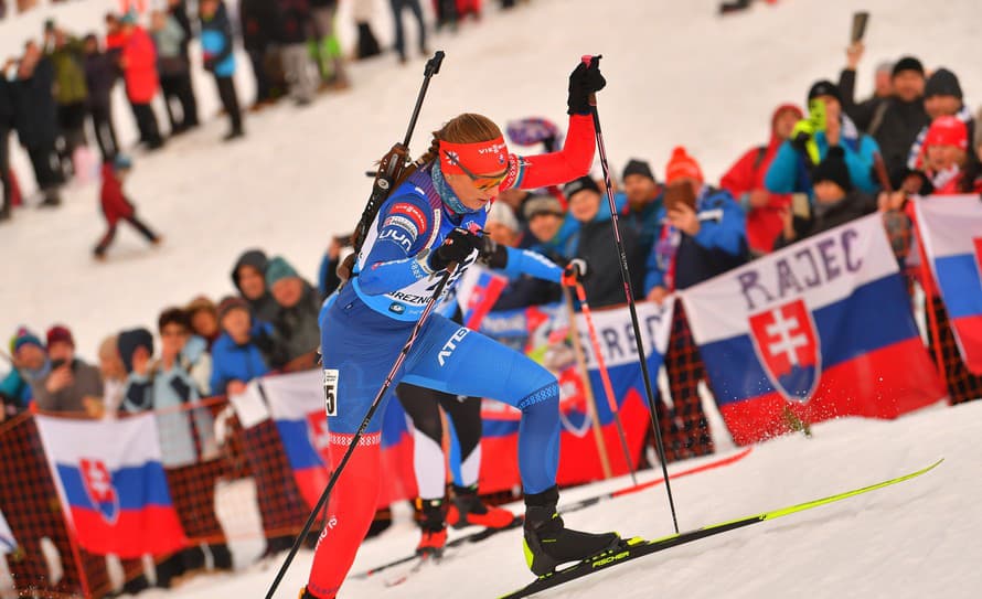 Anastasia Kuzminová (39) sa vrátila do biatlonového kolotoča 59. miestom v šprinte na 7,5 km na domácich majstrovstvách Európy v Osrblí. 