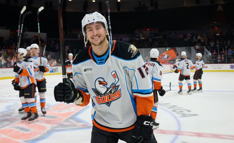 Slovenský hokejista Martin Chromiak (21) sa v nočnom zápase AHL blysol hetrikom a asistenciou. Svojmu tímu Ontario Reign pomohol k triumfu ...