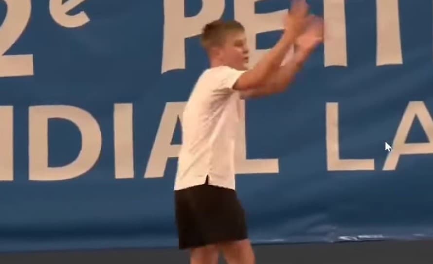 Poriadne sa rozčertil! Ešte iba 13-ročný švédsky tenista William Repakis nezvládol spornú situáciu v osemfinálovom zápase turnaja Tennis ...