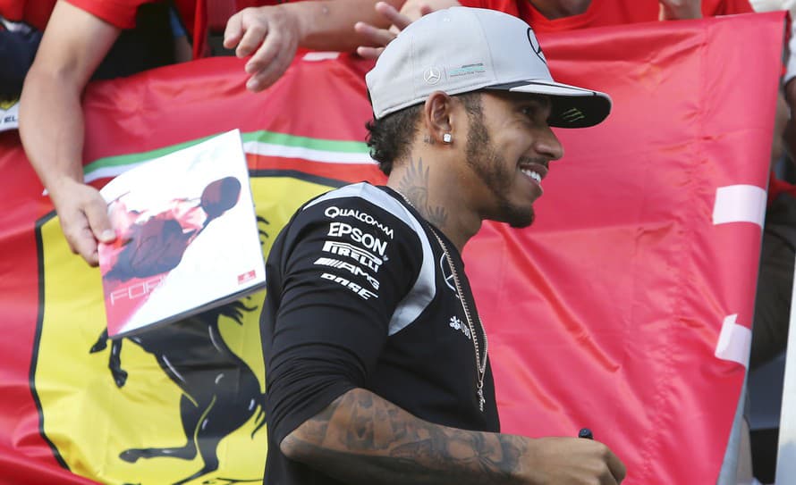Sedemnásobný majster sveta F1 Lewis Hamilton šokujúco prestúpil z Mercedesu k veľkému rivalovi z Ferrari. 