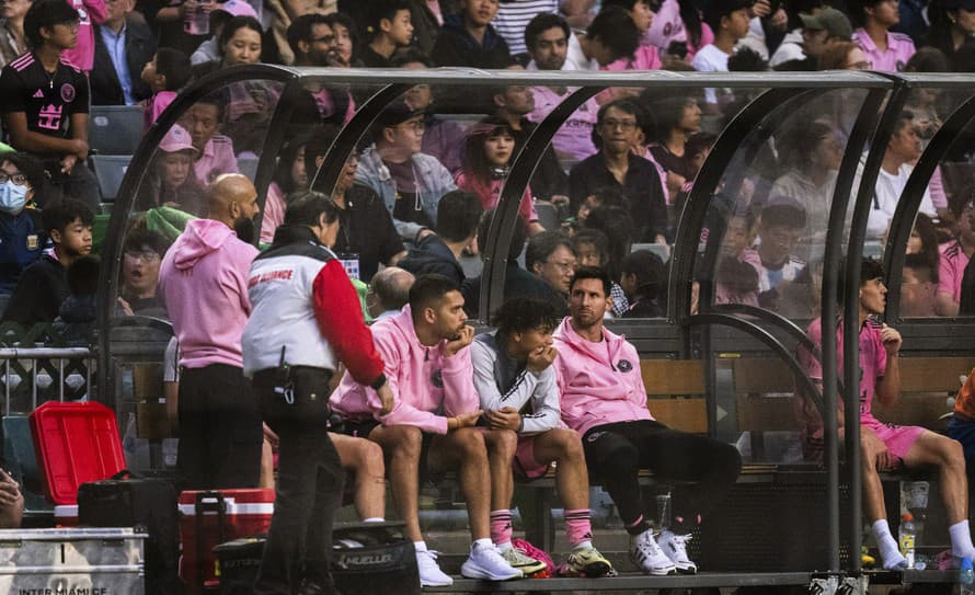 Argentínsky futbalista Lionel Messi sa stal v nedeľu na štadióne v Hongkongu terčom negatívnych reakcií. Fanúšikom sa nepáčilo, že hviezdny ...