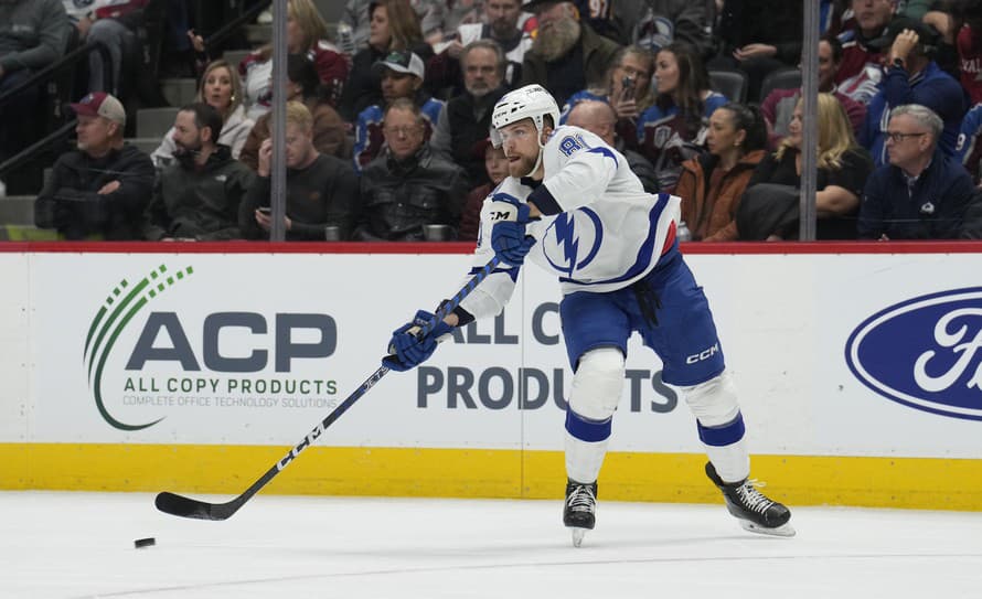 Slovenský hokejový obranca Erik Černák si v noci na štvrtok v NHL pripísal na konto asistenciu. Tampa Bay však prehrala na ľade New Yorku ...