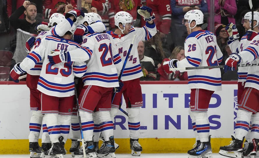 Hokejisti New Yorku Rangers zvíťazili v noci na sobotu v NHL na ľade Chicaga 4:3 po predĺžení. V 63. minúte strelil víťazný gól Mika ...