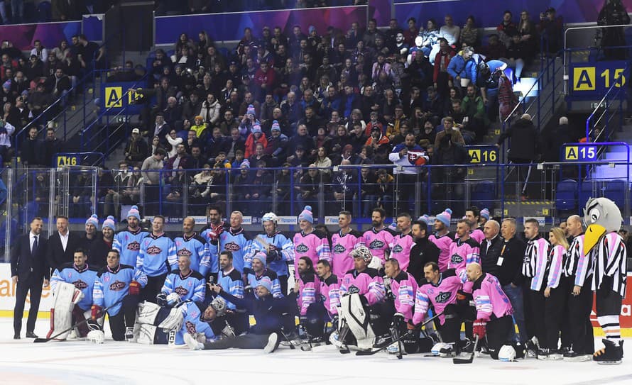 Člen Siene slávy slovenského hokeja Vincent Lukáč symbolickým buly odštartoval nedeľňajší exhibičný zápas medzi Tímami východu a západu ...