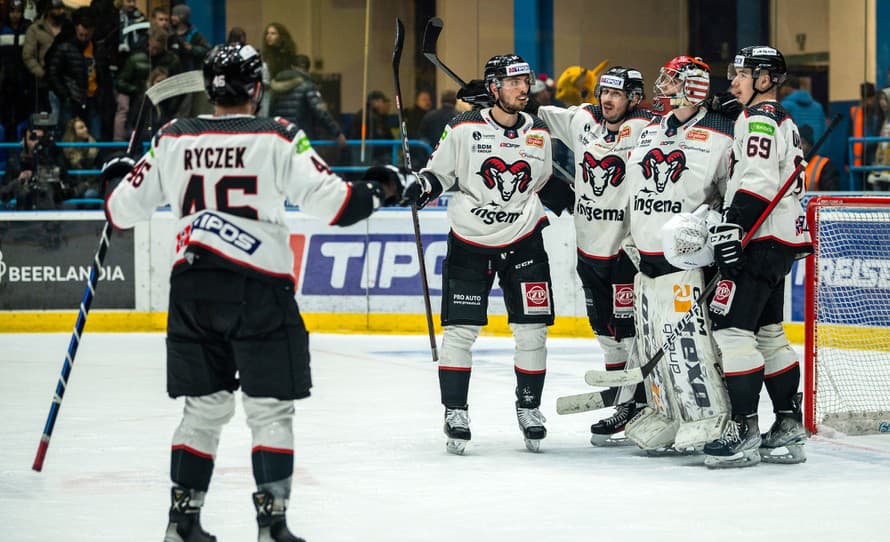 Kanadský hokejista Andrew Nielsen sa stal novou posilou HC´05 Banská Bystrica. Dvadsaťsedemročný obranca má nahradiť Petra Šenkeříka, ...