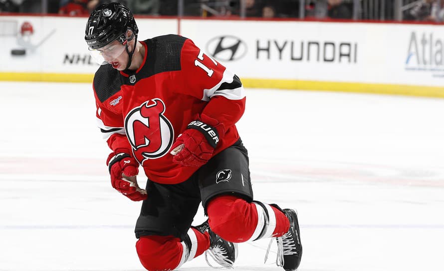 Rušnú noc má za sebou v NHL dvojica slovenských hokejistov. Obranca New Jersey Devils Šimon Nemec (20) nezabránil domácej prehre s New ...