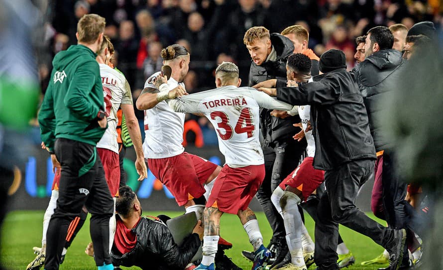 Pred oslavami postupu sa pobili! Futbalisti pražskej Sparty zvládli odvetu play-off Európskej ligy a po víťazstve 4:1 nad Galatasarayom ...