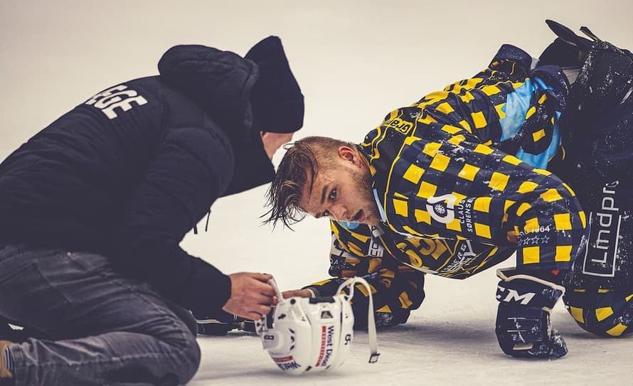 Prišiel o kus nosa! Dánsky hokejový reprezentant Christian Wejse (25) zažil v zápase nemeckej ligy nepríjemné zranenie.