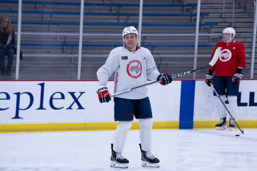 Skvelé správy pre fanúšikov! Opora zadných radov tímu NHL Washingtonu Capitals Martin Fehérváry (24) si opäť obul korčule.