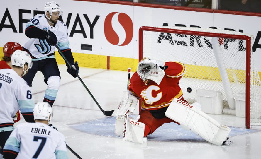 Hokejisti Calgary prehrali v noci na utorok v NHL doma so Seattlom 2:4. Martin Pospíšil na strane domácich a ani Tomáš Tatar v drese ...