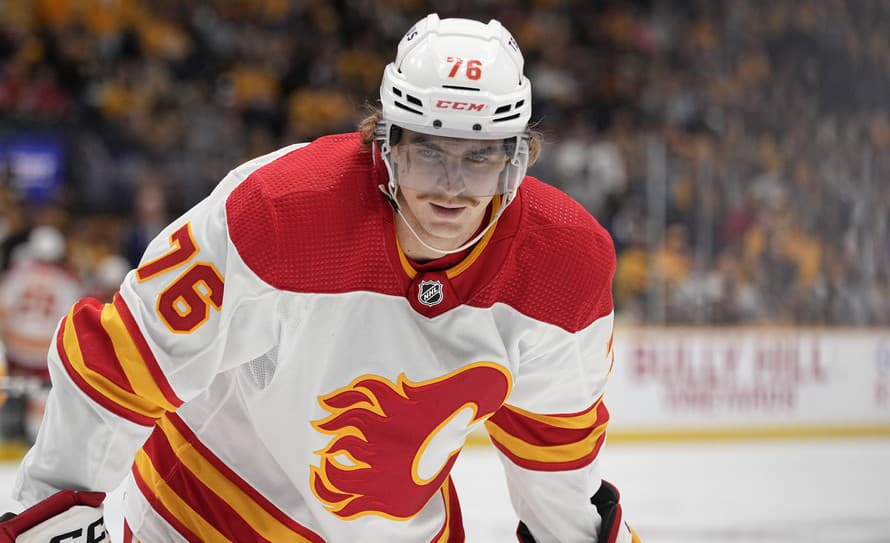 Slovenský hokejový útočník Martin Pospíšil (24) nedohral nočný duel NHL svojho tímu Calgary Flames proti Seattlu Kraken.