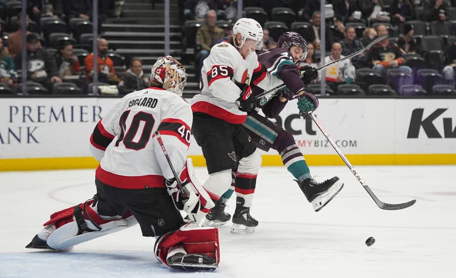 Slovenský hokejista Pavol Regenda odohral za Anaheim prvý zápas v sezóne. Ducks zvíťazili v noci na štvrtok v NHL nad Ottawou 2:1.