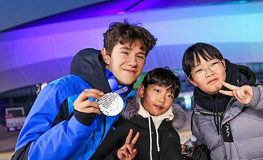 Úsmevy rozdáva na všetky strany! Slovenský krasokorčuliar Adam Hagara (17) získal nedávno na juniorských majstrovstvách sveta v Tchaj-peji ...