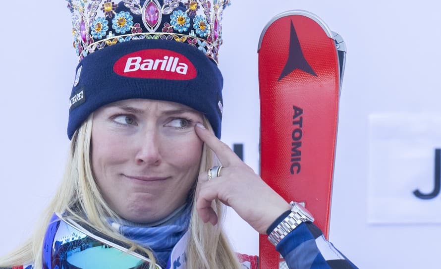 Americká lyžiarka Mikaela Shiffrinová sa do súťažného diania po zranení kolena vráti v nedeľu v slalome Svetového pohára v Are. 