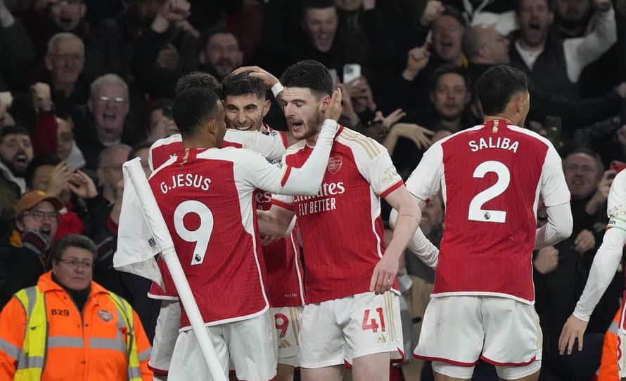 Futbalisti Arsenalu vyhrali v sobotňajšom zápase 28. kola anglickej Premier League nad Brentfordom 2:1.