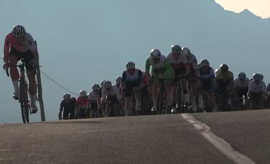 Spôsobili obrovský rozruch! Až 130 pretekárov zo 182 odstúpilo z cyklistických pretekov po tom, čo sa v cieli ukázali antidopingoví komisári. ...