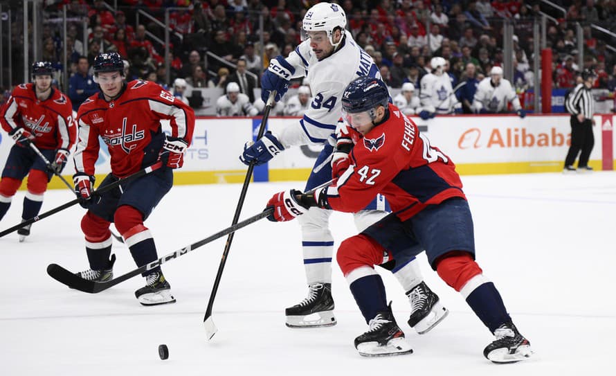 Hokejisti Washingtonu prehrali v noci na štvrtok doma s Torontom v NHL 3:7.  Slovenský obranca Martin Fehérváry sa v drese Capitals do ...