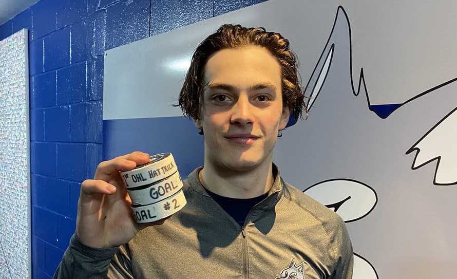 Slovenský hokejista Dalibor Dvorský (18) pomohol v nočnom zápase OHL tromi gólmi a asistenciou k vysokému víťazstvu Sudbury Wolves nad ...