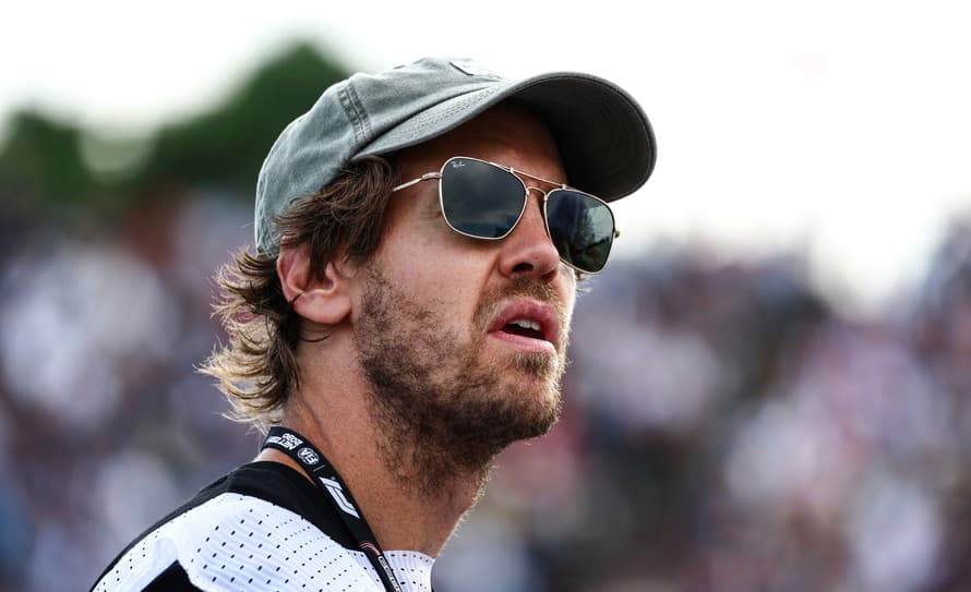 Štvornásobný majster sveta Sebastian Vettel premýšľa o návrate do F1.