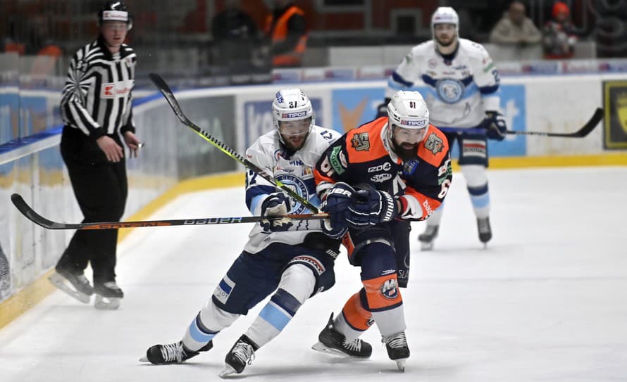 Hokejisti HK Nitra triumfovali v prvom semifinálovom zápase play off Tipos extraligy na ľade HK Dukla Ingema Michalovce 3:2. Ich víťazný ...