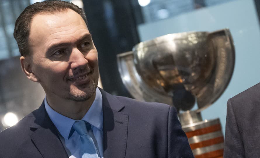 Slovenský zväz ľadového hokeja (SZĽH) stále mlčí ohľadom k účasti slovenských hráčov pôsobiacich v KHL na blížiacich sa majstrovstvách ...