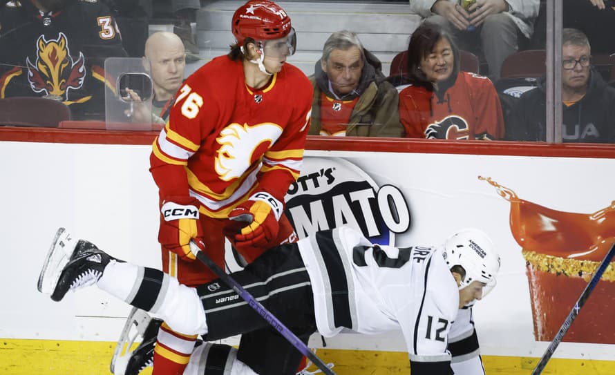 Poriadne to prehnal. Slovenský hokejista Martin Pospíšil (24) nedohral nočný duel NHL medzi Calgary a Winnipegom.