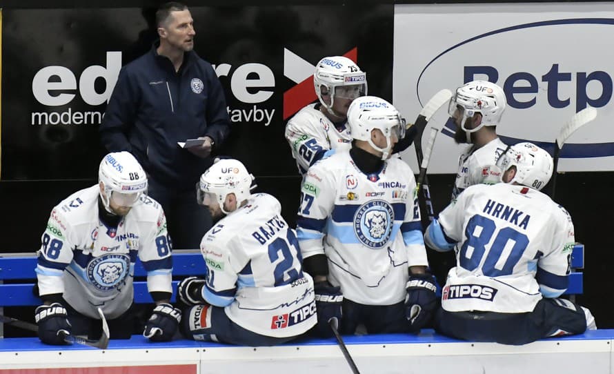 Hokejisti Michaloviec privítali na svojom ľade v piatom zápase semifinálovej série play off hokejovej extraligy Nitru, v ktorom zvíťazili ...