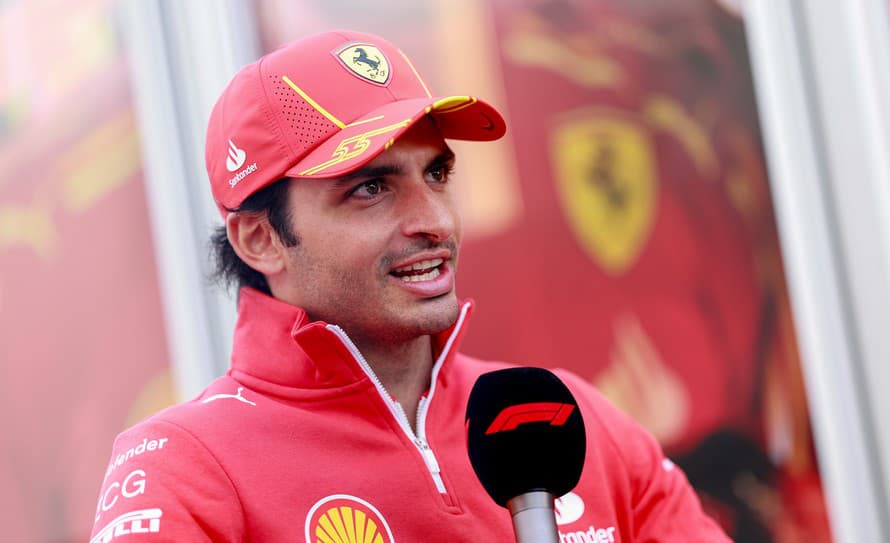 Španielsky pretekár Carlos Sainz (29) už zrejme vie, do ktorej stajne F1 sa na budúci rok presťahuje. Samozrejme, aktuálnu sezónu dokončí ...