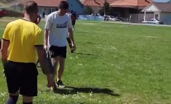 Nepozvaný hosť! Futbalový zápas v nižšej srbskej futbalovej lige medzi tímami Gornje Sinkovce a Radnik 2013 museli prerušiť.