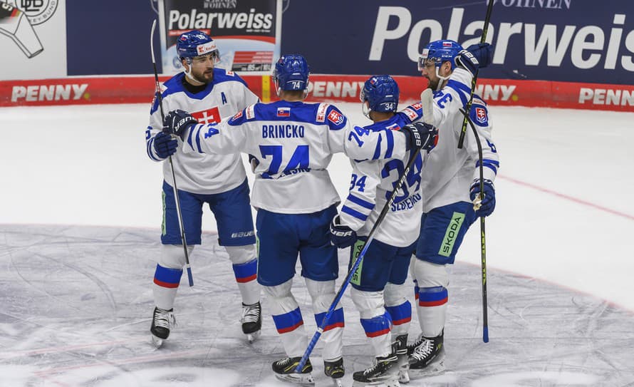 Slovenskí hokejisti zvíťazili v sobotňajšom prípravnom zápase v nemeckom Augsburgu nad domácim výberom 5:4 po predĺžení a vrátili mu ...