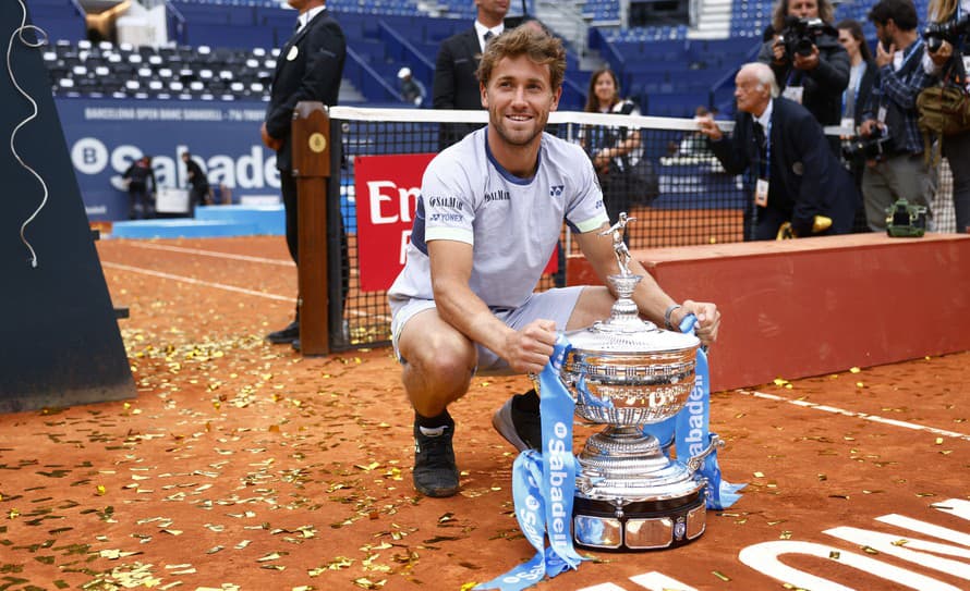 Oslava ako sa patrí! Nórsky tenista Casper Ruud (25) si ju užil po víťazstve na turnaju Barcelona Open.