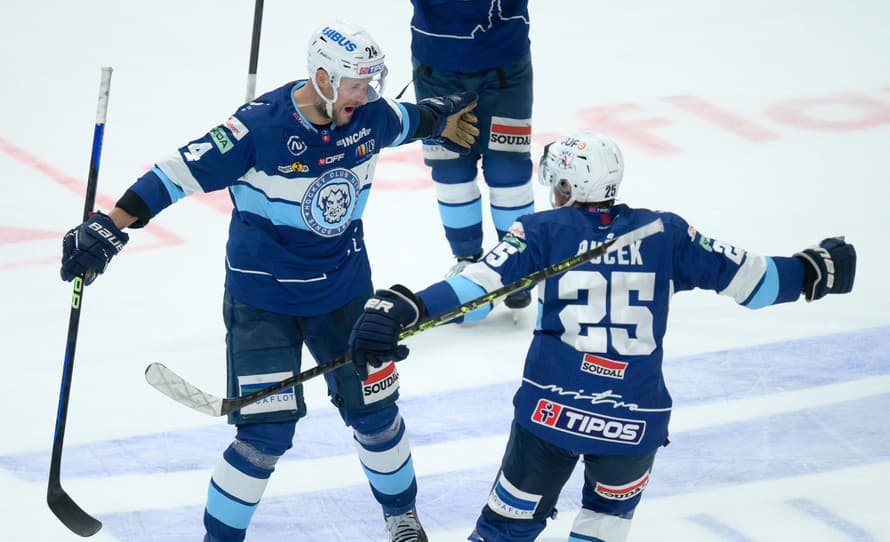 Na snímke radosť po góle zľava Branislav Mezei (Nitra) a Samuel Buček (Nitra).