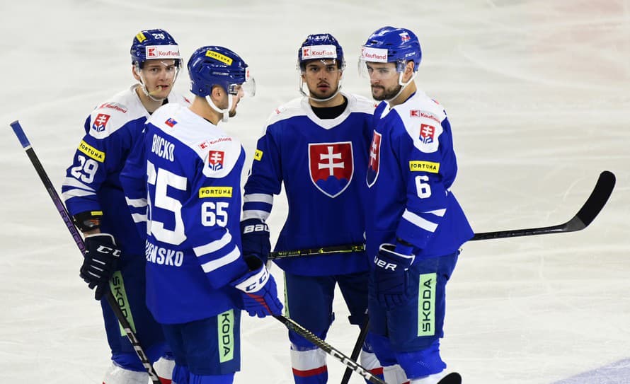 Slovenskí hokejoví reprezentanti prehrali v prvom prípravnom zápase s Čechmi v Trenčíne 2:4. 