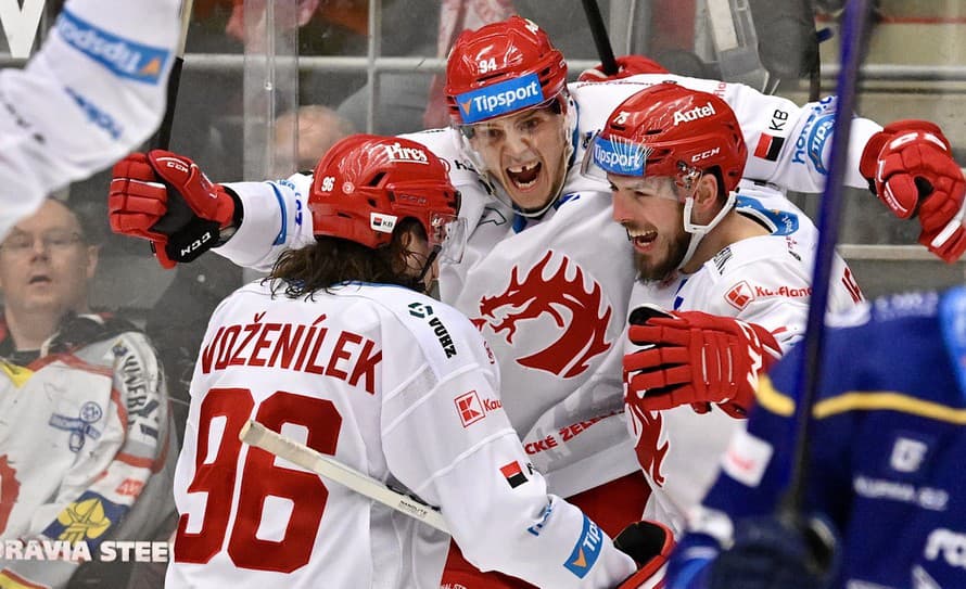 Hokejisti Třinca zvíťazili v piatkovom šiestom finále play off najvyššej českej súťaže nad Pardubicami 4:1. 