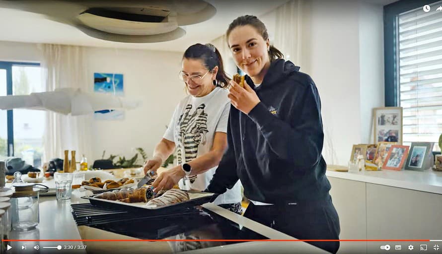 Počas rekonvalescencie má slovenská lyžiarska hviezda Petra Vlhová (28) čas aj na iné veci. Teraz sa predviedla v kuchyni spolu so svojou ...