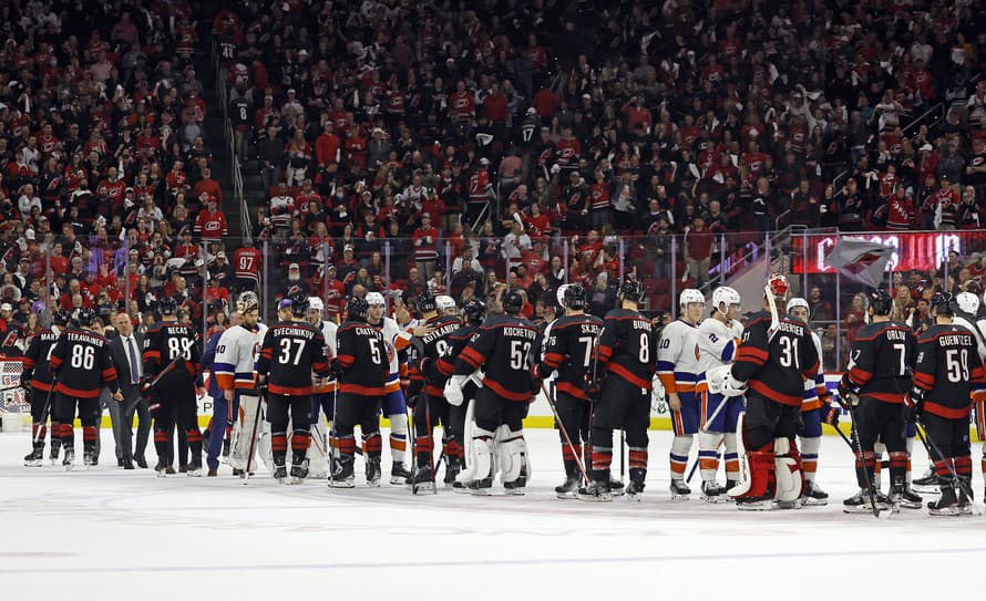 Hokejisti Caroliny Hurricanes vyhrali v noci na stredu v zámorskej NHL nad New Yorkom Islanders 6:3 a postúpili do semifinále play off ...
