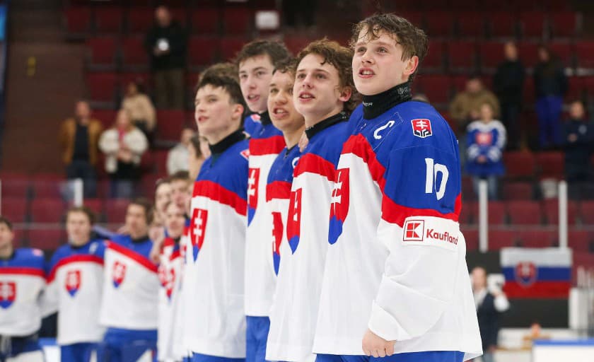 Slovenskí hokejisti nastúpili na semifinálový zápas majstrovstiev sveta do 18 rokov proti rovesníkom z USA. 
