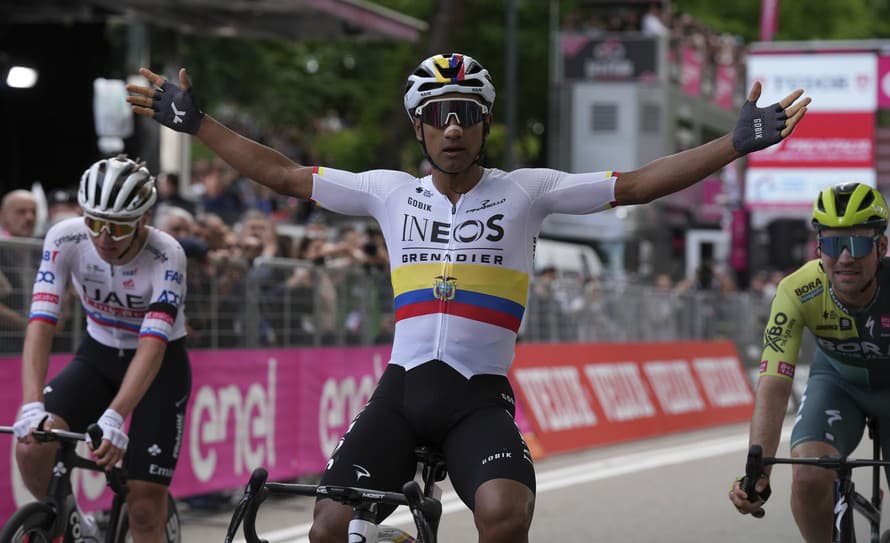 Ekvádorský cyklista Jhonatan Narvaez prekvapujúco zvíťazil v úvodnej etape Giro d'Italia. Jazdec tímu Ineos Grenadiers prišiel do cieľa ...