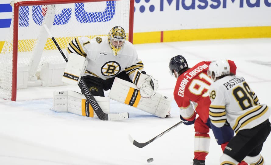 Hokejisti Floridy prehrali v úvodnom semifinále Východnej konferencie zámorskej NHL s Bostonom 1:5. Veľkou oporou Bruins bol brankár ...