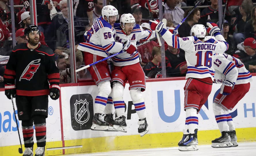 Hokejisti New Yorku Rangers vyhrali aj tretie semifinále Východnej konferencie, keď triumfovali na ľade Caroliny Hurricanes 3:2 po predĺžení. ...