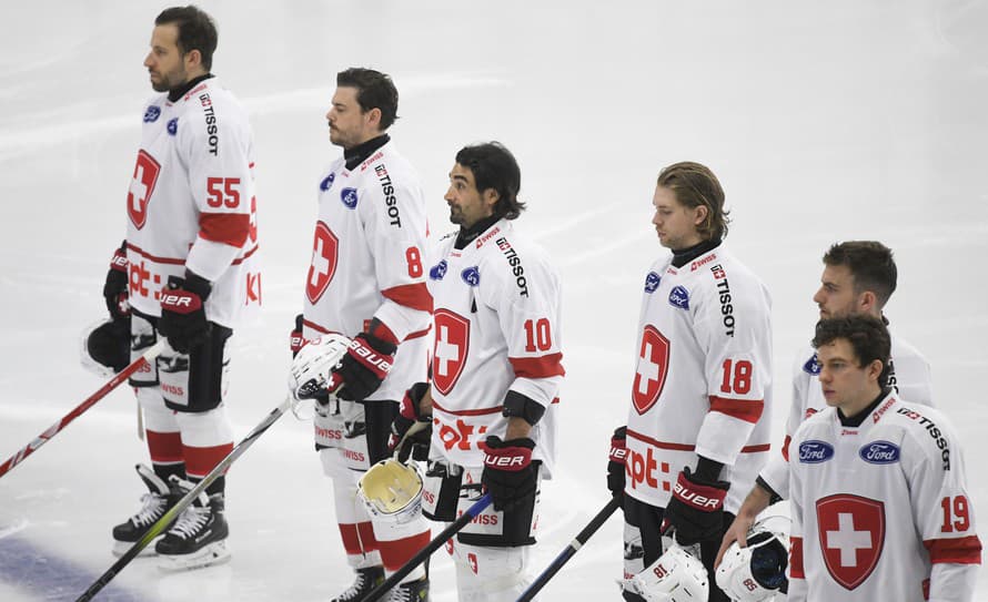 Riešia problém s dresmi! Hokejisti Švajčiarska nastúpia na svoj prvý zápas na svetovom šampionáte v Česku proti Nórsku v dresoch, ktoré ...