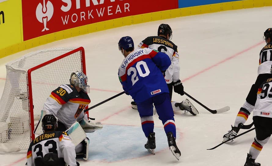 Slovenskí hokejoví reprezentanti prehrali v úvodnom zápase B-skupiny majstrovstiev sveta s Nemeckom 4:6. Zverenci trénera Craiga Ramsayho ...