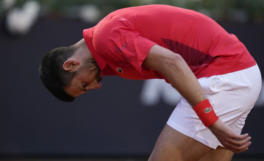 Tak toto nečakal! Novak Djokovič sa po úvodnom zápase na turnaji ATP v talianskom Ríme pri odchode z kurtu podpisoval fanúšikom, keď ...