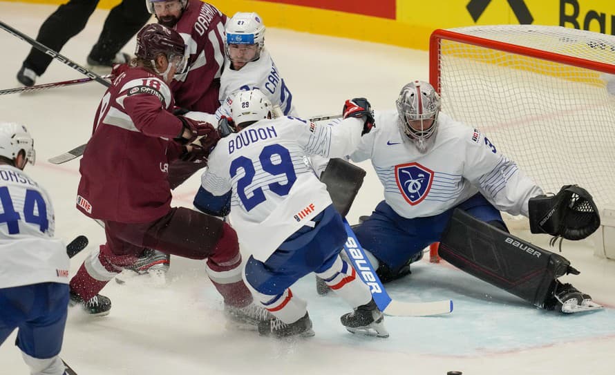 Hokejisti Lotyšska zvíťazili nad Francúzskom 3:2 po predĺžení vo svojom druhom zápase v slovenskej B-skupine MS. O ich triumfe rozhodol ...