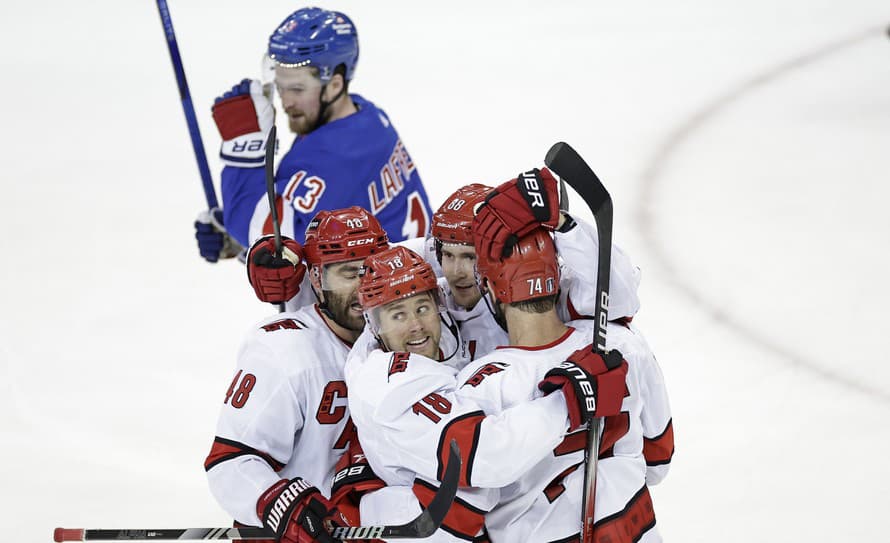 Hokejisti Caroliny Hurricanes vyhrali v piatom semifinále Východnej konferencie zámorskej NHL na ľade New Yorku Rangers 4:1. Pred piatkovým ...